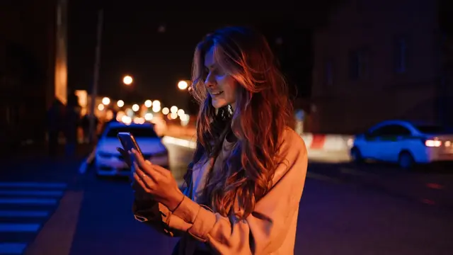 Ilustrasi main HP, kirim-menerima pesan, LDR, malam hari