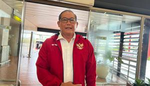 Manajer Timnas Indonesia, Sumardji menyapa awak media sebelum terbang dari Jakarta ke Jeddah, Kamis (2/10/2025). (Bola.com/Abdul Aziz)