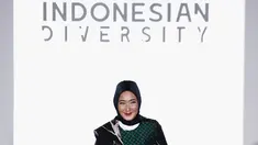 Desainer asal Indonesia, Dian Pelangi berjalan di atas catwalk sebelum mempresentasikan karyanya di New York Fashion Week 2017 di The Dream Downtown Hotel, New York, AS (7/9). (Brian Ach/Getty Images for Indonesian Diversity/AFP)