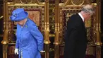 Dalam file foto ini diambil pada 21 Juni 2017 Ratu Inggris Elizabeth II dan putranya Pangeran Charles Inggris, Pangeran Wales bersiap untuk mengambil tempat duduk mereka saat mereka tiba di House of Lords selama Pembukaan Parlemen Negara di Houses of parlemen di London. Raja Charles III menjadi penerus takhta Kerajaan Inggris setelah Ratu Elizabeth II wafat pada Kamis (8/9/2022). (AFP/Carl Court)