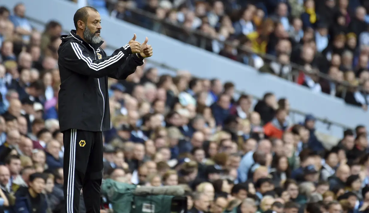 Pelatih Wolverhampton Wanderers, Nuno Espirito Santo melihat pemainnya bertanding melawan Manchester City pada pertandingan Liga Inggris di Etihad (6/10/2019). Dari empat kali pertemuan dengan pelatih City Pep Guardiola, Nuno menang sekali, kalah dua kali, dan seri sekali. (AP Photo/Rui Vieira)