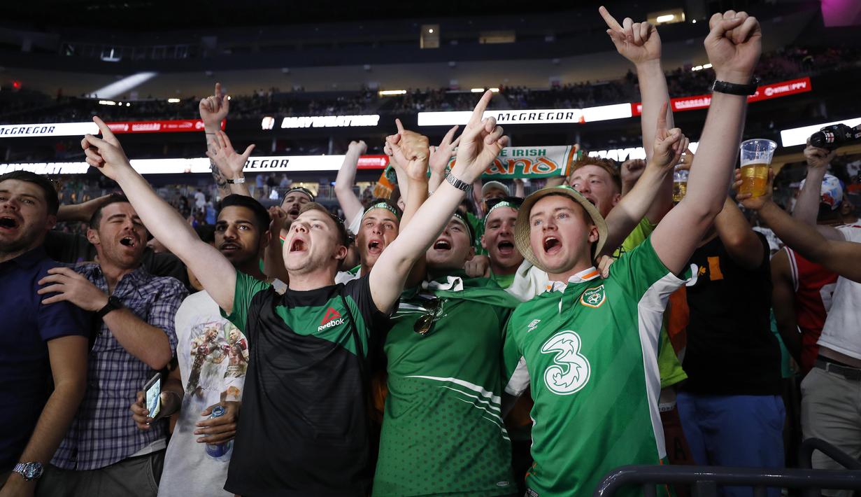 Dukungan Fans Irlandia untuk Conor McGregor saat timbang badan di Las Vegas (25/8/2017). McGregor akan bertarung 26 agustus 2017. (AP/John Locher)