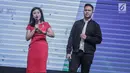 News anchor SCTV, Beverly Gunawan dan Reza Ramadhansyah saat gelaran Emtek Goes To Campus (EGTC) 2018 di Universitas Kristen Petra, Surabaya, Rabu (14/11). EGTC ini berlangsung hingga 15 November 2018. (Liputan6.com/Faizal Fanani)