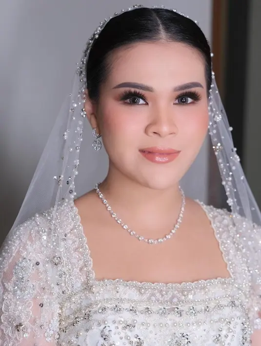 Serta disempurnakan dengan pulasan makeup flawless nuansa coral yang segar oleh Makeup Artist Malva Soewarno. [IG/malvava]