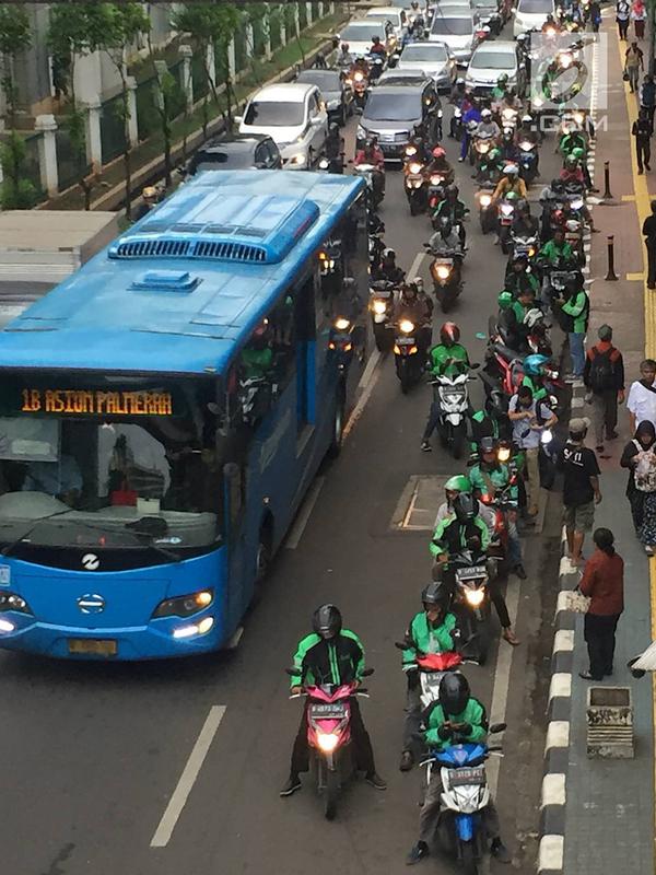 Arus lalu lintas di sekitar kawasan Stasiun Palmerah, Jakarta, Kamis (6/12). Keadaan ini mengganggu arus lalu lintas dan pejalan kaki. (Liputan6.com/Immanuel Antonius)