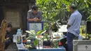 Selain merayakan Hari Kebangkitan Yesus Kristus atau Paskah di gereja-gereja, umat Kristiani juga melakukan ziarah ke makam keluarga yang telah meninggal dunia di Menteng Pulo, Jakarta, Minggu (5/4/2015). (Liputan6.com/Faizal Fanani)