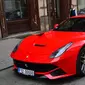 F12 ini dengan meyakinkan menggunakan neon box kuning di bagian atap bertuliskan TAXI.