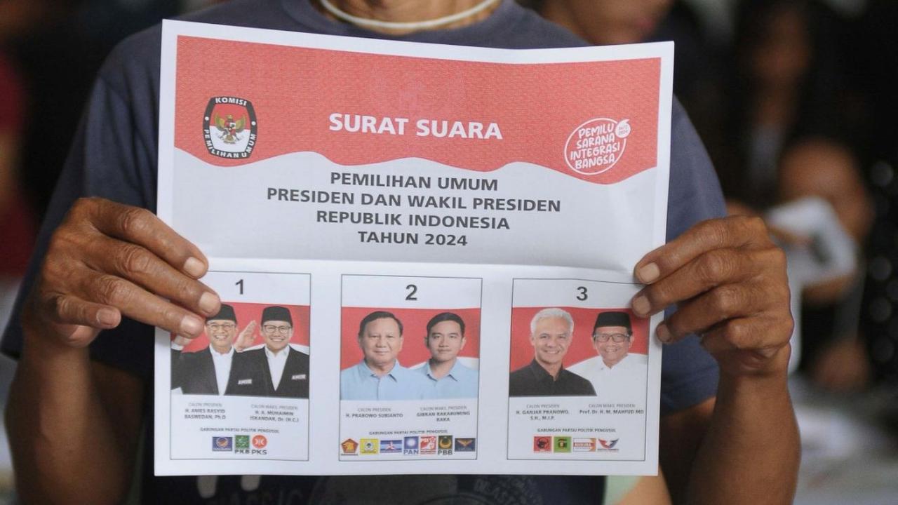 Setelah mencoblos, lipatlah surat suara sesuai petunjuk. Kemudian, pemilih harus memasukkan surat suara itu ke kotak suara yang tersedia.