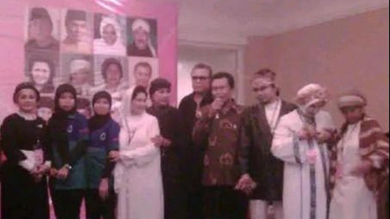 Dalam potret ini nampak Leily Sagita berdiri di sebelah pojok kiri dengan pakaian gamis hitamnya.
