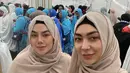 Shania Salsabila kompak mengenakan pakaian dengan warna senada dengan sang ibu. Keduanya berada di Raudhah, Masjid Nabawi. (Foto: Instagram/@queen_saritaabdulmukti)