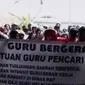 Para guru di Merauke ini menuntut dan berunjuk rasa di kantor Dinas Pendidikan agar gaji dan tunjangan mereka segera dibayar.