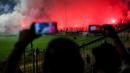 <p>Para suporter menyalakan flare yang membuat laga leg kedua final Pegadaian Liga 2 2023/2024 dihentikan untuk keunggulan PSBS Biak 3-0 atas Semen Padang di Stadion GOR Haji Agus Salim, Padang, Sabtu (9/3/2024). (Bola.com/Bagaskara Lazuardi)</p>