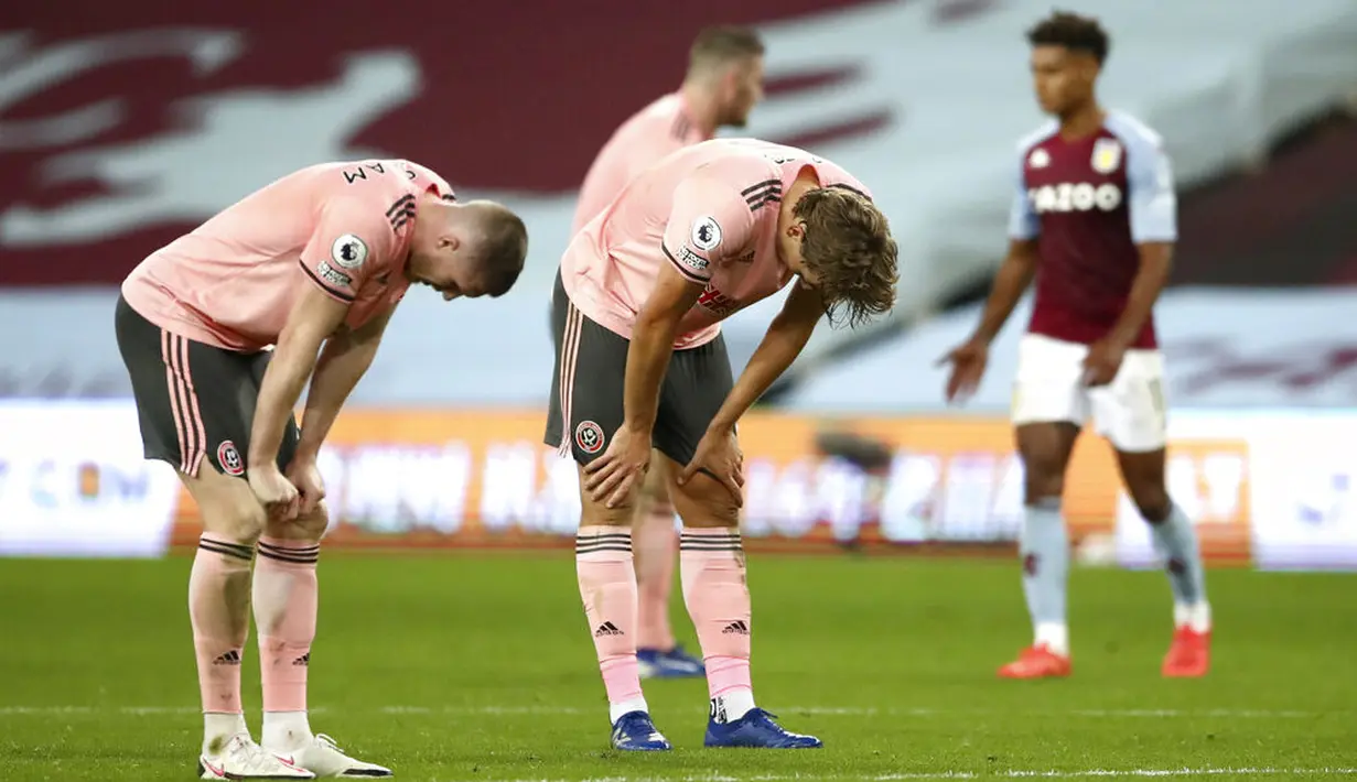 Pemain Sheffield United tampak lesu usai ditaklukkan Aston Villa pada laga Liga Inggris di Stadion Villa Park, Senin (21/9/2020). Aston Villa menang dengan skor 1-0. (Tim Goode/Pool via AP)