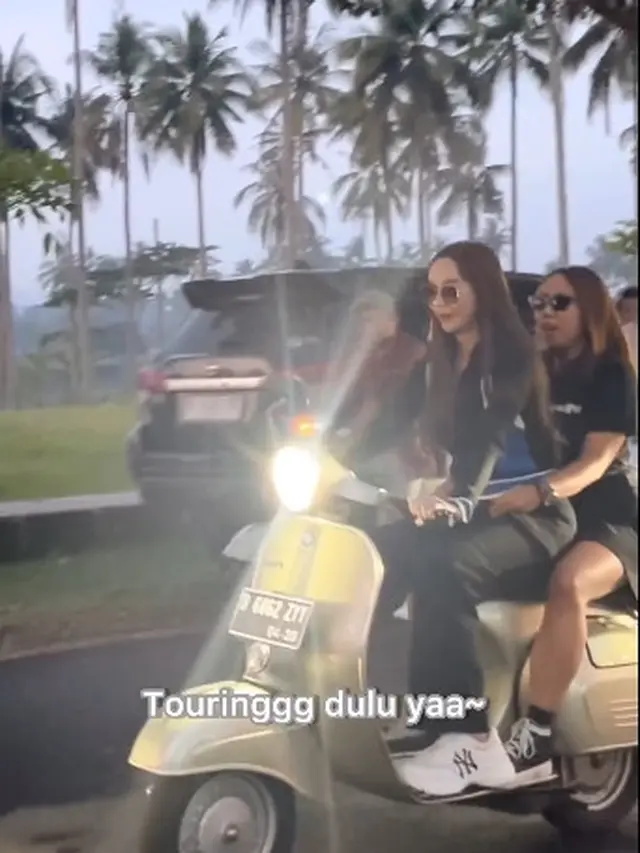 7 Potret Aura Kasih Liburan Pangandaran, Seru Manggung Hingga Naik Scooter