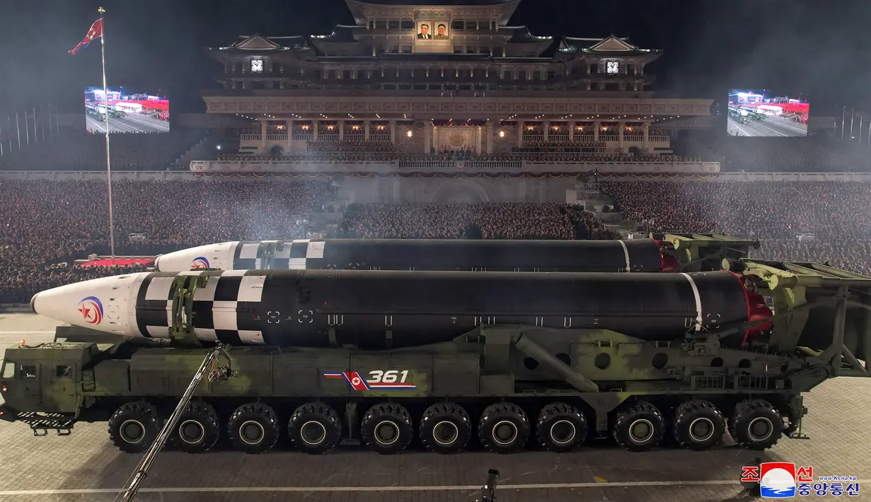 Rudal balistik antarbenua (ICBM) dipamerkan saat parade militer untuk memperingati 75 tahun berdirinya Tentara Rakyat Korea di Lapangan Kim Il Sung, Pyongyang, Korea Utara, 8 Februari 2023. Parade militer besar-besaran tersebut memamerkan perangkat keras terbaru dari persenjataan nuklir Korea Utara yang berkembang pesat. (STR/KCNA VIA KNS/AFP)
