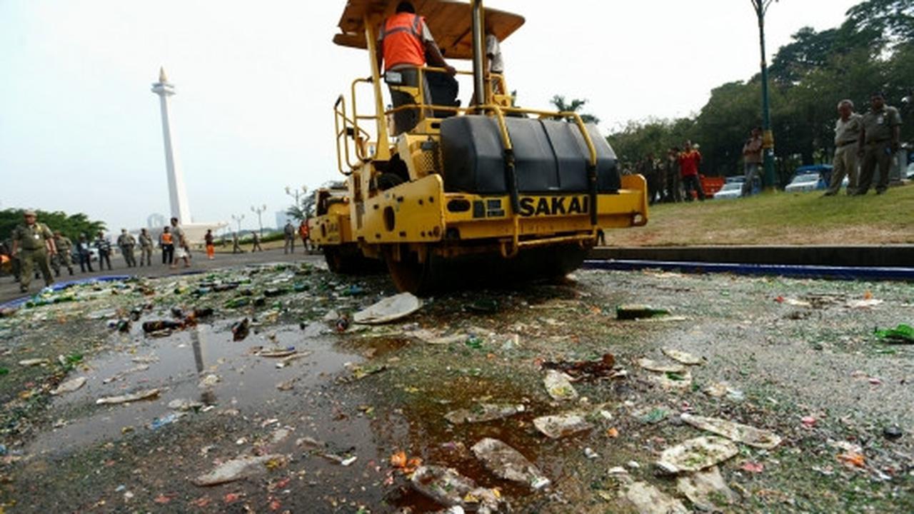 Pemusnahan 11.321 botol miras ilegal di Monas