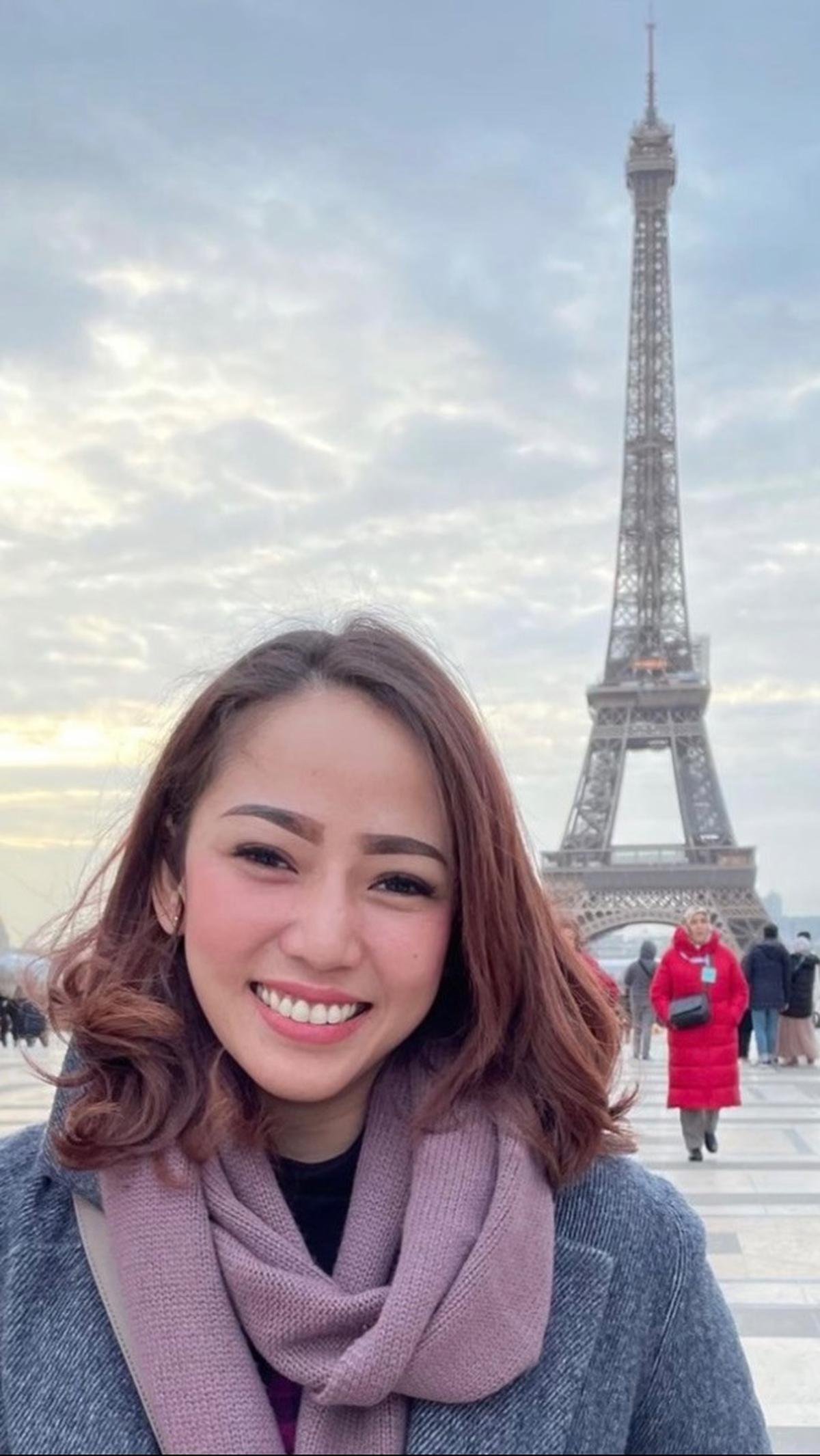 Anisha Dasuki tampaknya hobi traveling. Ia kerap mengungah momennya saat liburan.