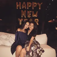 Gaya kedua cewek ini semakin hits maksimal! (Sumber foto: aruanmarsha/instagram)