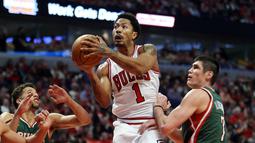 Derrick Rose melakukan jump shot diantara pengawalan ketat pemain Bucks (Jerry Lai-USA TODAY Sports)