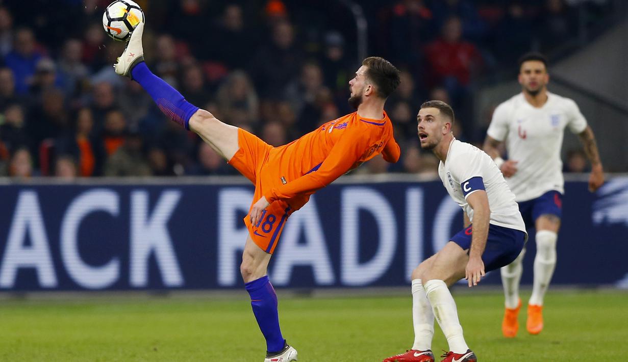 Pemain Belanda, Davy Proepper (kiri) menjangkau bola saat diadang pemain Inggris, Jordan Henderson pada laga uji coba di Amsterdam Arena, Amsterdam, (23/3/2017). Inggris menang 1-0. (AP/Peter Dejong)