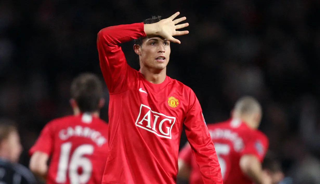 Cristiano Ronaldo berkembang menjadi pemain top dunia bersama Manchester United di bawah asuhan Sir Alex Ferguson. Sang pemain memutuskan hengkang dari Old Trafford kala nilai pasarnya ditaksir sebesar 60 juta euro. Ia ditebus Real Madrid dengan harga sebesar 94 juta euro pada bursa transfer musim panas 2009/2010. Ronaldo sempat bermain dalam 292 laga dengan mencetak 118 gol dan 68 assist sebelum akhirnya kembali lagi ke Manchester United pada musim lalu. (AFP/Andrew Yates)