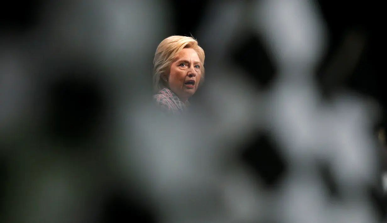 Setelah bertarung sengit dengan Senator Bernie Sanders, Hillary Clinton kini resmi menjadi calon presiden Partai Demokrat untuk menghadapi calon presiden dari Partai Republik Donald Trump pada Pemilu 8 November mendatang. (REUTERS/Brian Snyder/File Photo)