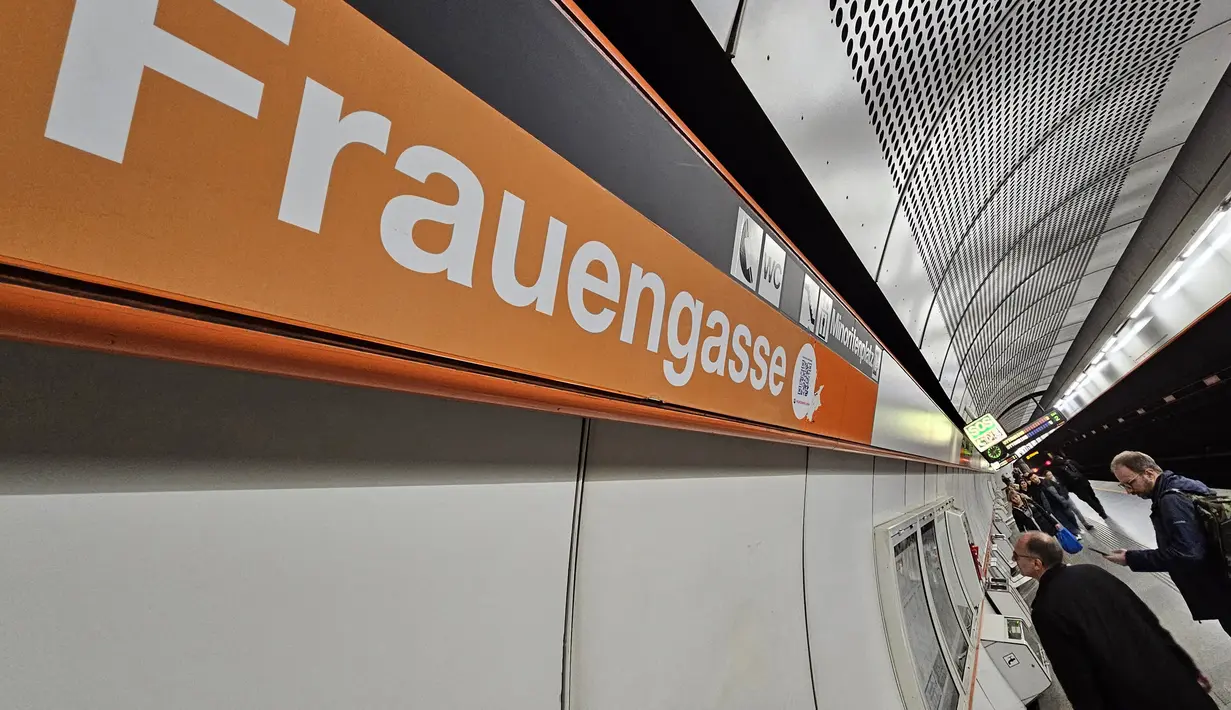 Tanda di stasiun kereta bawah tanah U3 Herrengasse (Jalan pria) ditutup dengan tanda sementara Frauengasse (Jalan wanita) untuk menandai Hari Perempuan Internasional di Wina, Austria, Rabu (8/3/2023). Tidak hanya di jalan-jalan Wina tetapi juga di jaringan kereta bawah tanah sesuatu terjadi pada Hari Perempuan. (JOE KLAMAR / AFP)