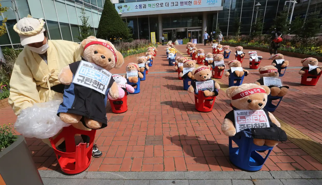 Pedagang kaki lima menempatkan boneka beruang untuk memprotes kekerasan terhadap PKL ilegal, di depan kantor distrik Mapo di Seoul, Kamis (24/9/2020). Boneka beruang itu menggantikan pengunjuk rasa untuk menghindari pelanggaran larangan aksi dengan lebih dari 10 orang. (AP Photo/Ahn Young-joon)
