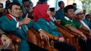 Ketum Partai Idaman Rhoma Irama mengacungkan jempol saat acara deklarasi nasional partai di Tugu Proklamasi Jakarta, Rabu (14/10). Deklarasi tersebut diisi dengan pelantikan pengurus pusat dan penyampaian visi dan misi partai. (Liputan6.com/Yoppy Renato)