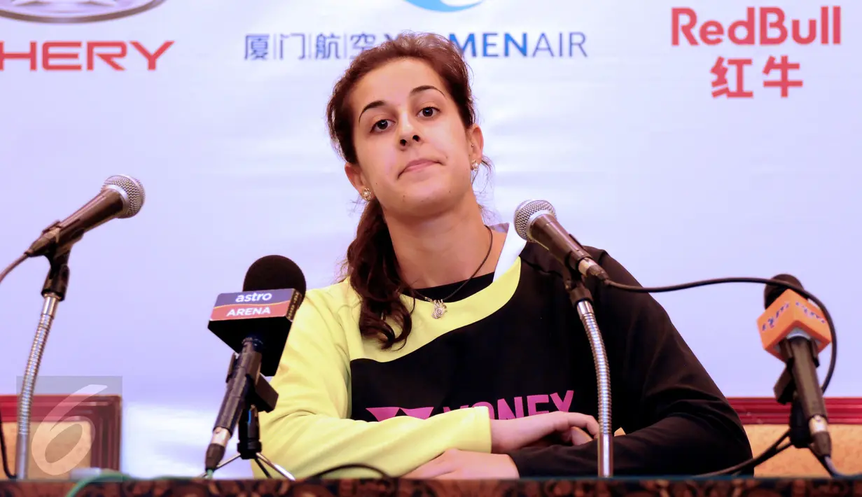 Pebulutangkis tunggal putri Spanyol, Carolina Marin menyimak pertanyaan wartawan jelang Kejuaraan Dunia Bulutangkis di Jakarta. Minggu (9/8/2015). Kejuaraan Dunia Bulutangkis digelar di Jakarta pada 10-16 Agustus 2015. (Liputan6.com/Helmi Fithriansyah)