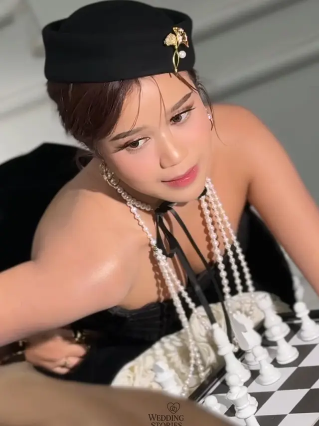 Brisia Jodie saat Prewedding mengenakan kalung mutiara. [@weddingstories.co]