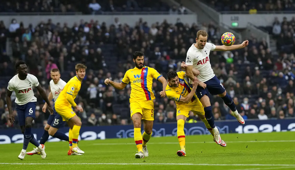 Pemain Tottenham Hotspur Harry Kane (kanan) gagal mendapatkan bola saat melawan Crystal Palace pada pertandingan sepak bola Liga Inggris di White Hart Lane, London, Inggris, Minggu (26/12/2021). Tottenham Hotspur menang 3-0. (AP Photo/Alastair Grant)