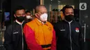 Tersangka pengacara dari terpidana Ivana Kweliu, Laurenzius C.S. Sembiring mengenakan rompi tahanan KPK usai menjalani pemeriksaan di Gedung Merah Putih KPK, Jakarta, Senin (20/3/2023). (Liputan6.com/Herman Zakharia)