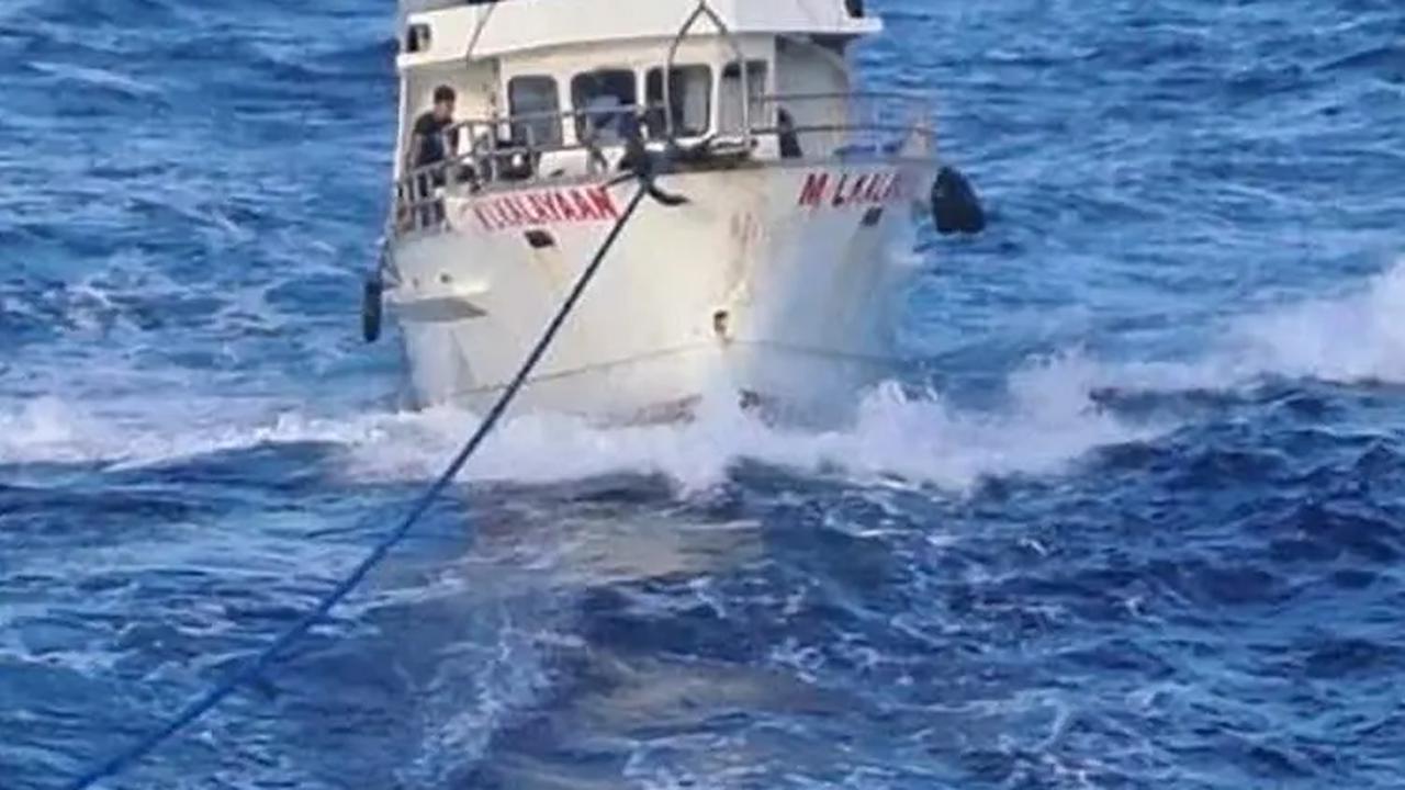 Kondisi kapal berbendera Filipina saat diselamatkan oleh kapal Penjaga Pantai Filipina (PCG).