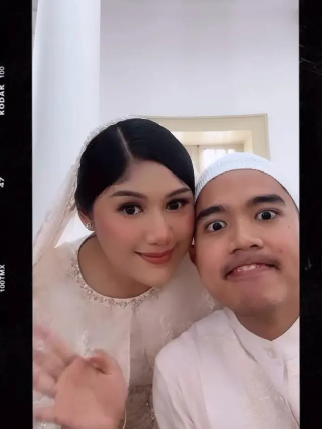 Gaya Kompak Ibu dan Kakak-Adik Erina Gudono Hadiri Tasyakuran Kehamilan di Istana, Kompak Kenakan Busana Muslim Serba Putih