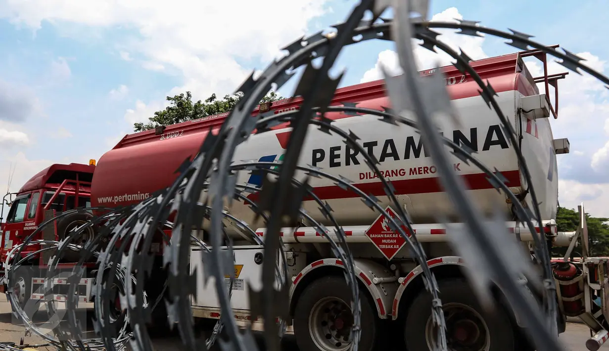 Pintu masuk Depo Pertamina Plumpang, Jakarta Utara, dipasangi kawat berduri, Selasa (1/11). Meski ada aksi mogok kerja Awak Mobil Tangki (AMT), di lokasi masih ada mobil-mobil tangki milik Pertamina yang beroperasi. (Liputan6.com/Faizal Fanani)