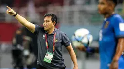 Pelatih kepala Timnas Indonesia U-17, Bima Sakti memberi instruksi kepada pemainnya saat menghadapi Timnas Ekuador U-17 pada laga pertama Grup A Piala Dunia U-17 di Stadion Gelora Bung Tomo, Surabaya, Jumat (10/11/2023) malam WIB. (Bola.com/Bagaskara Lazuardi)