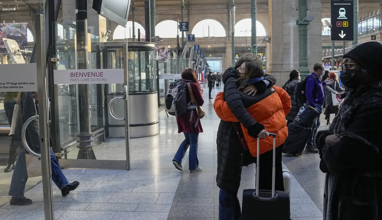 Penumpang yang tiba dari London dengan kereta Eurostar disambut kerabatnya di stasiun kereta Gare du Nord, Paris, Jumat (14/1/2022). Pencabutan larangan COVID terhadap turis Inggris menjadi dorongan besar bagi wisatawan dan pemain ski yang tiba di bandara dan stasiun kereta. (AP Photo/Michel Euler)