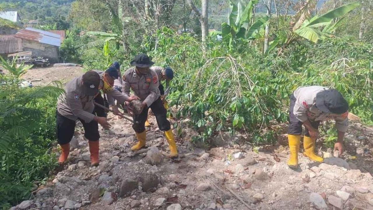 Polri dan Warga Bersinergi Bersihkan Jalan Desa Terdampak Longsor di Aceh Tengah