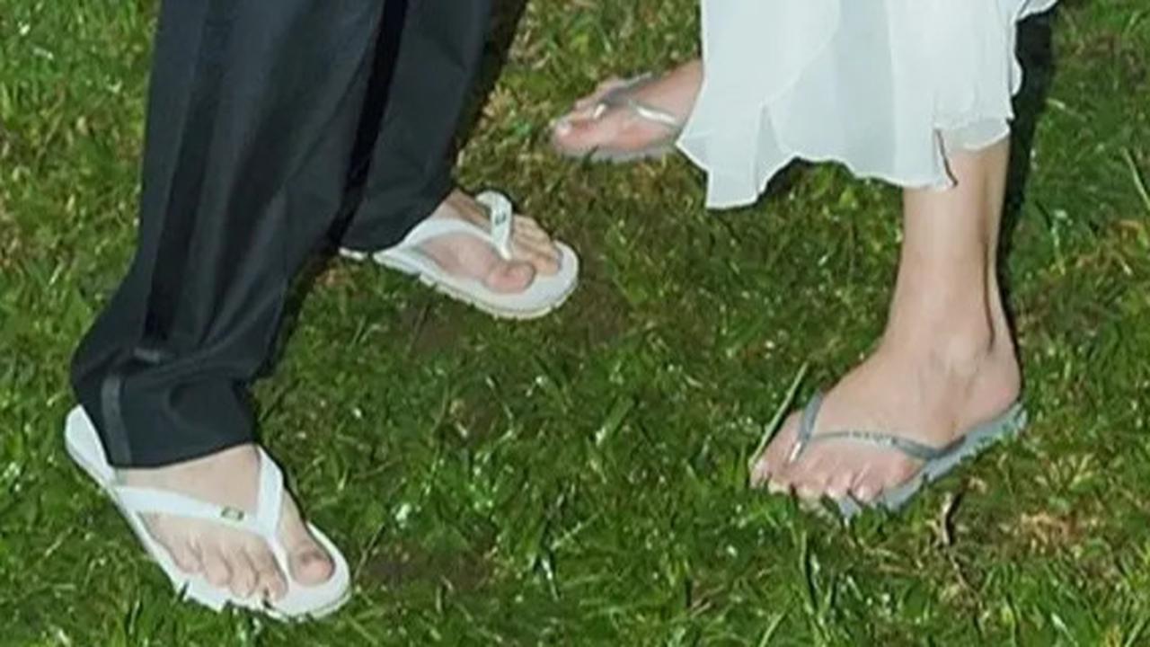 Mau Tampil Formal Tapi Modern? Coba Kenakan 7 Model Sandal Jepit Desain Minimalis Ini!