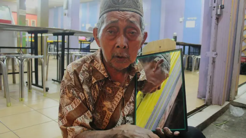 Pedagang Cermin di Sekitaran Stasiun Kranji