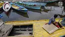 Dua orang anak bermain di atas perahu di kawasan Luar Batang Jakarta, Selasa (14/11). Minimnya fasilitas dan lahan bermain di wilayah tersebut memaksa anak-anak memanfaatkan kapal-kapal kayu dan perahu yang bersandar. (Liputan6.com/Faizal Fanani)
