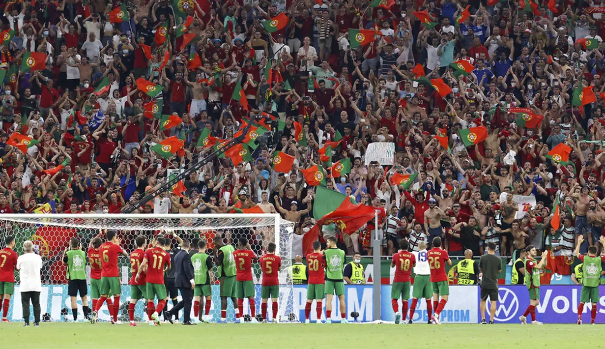 Para pemain Portugal memberikan tepuk tangan kepada para pendukungnya pada akhir pertandingan Grup F Euro 2020 di Puskas Arena, Budapest, Hungaria, Rabu (23/6/2021). Laga berakhir imbang 2-2. (Bernadett Szabo, Pool photo via AP)