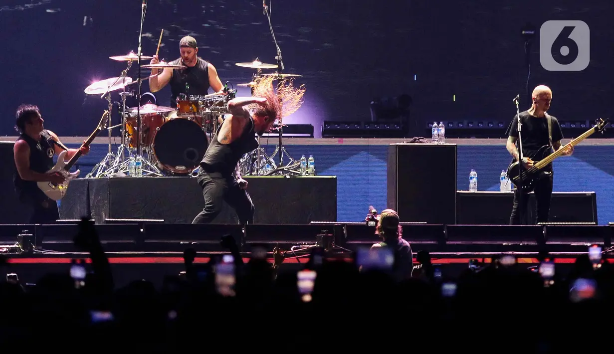Penampilan grup band asal  Amerika As I Lay Dying saat tampil dalam Festival musik hammersonic 2024 di Pantai Carnaval Ancol, Jakarta, Minggu (5/5/2024). (Liputan6.com/Herman Zakharia)