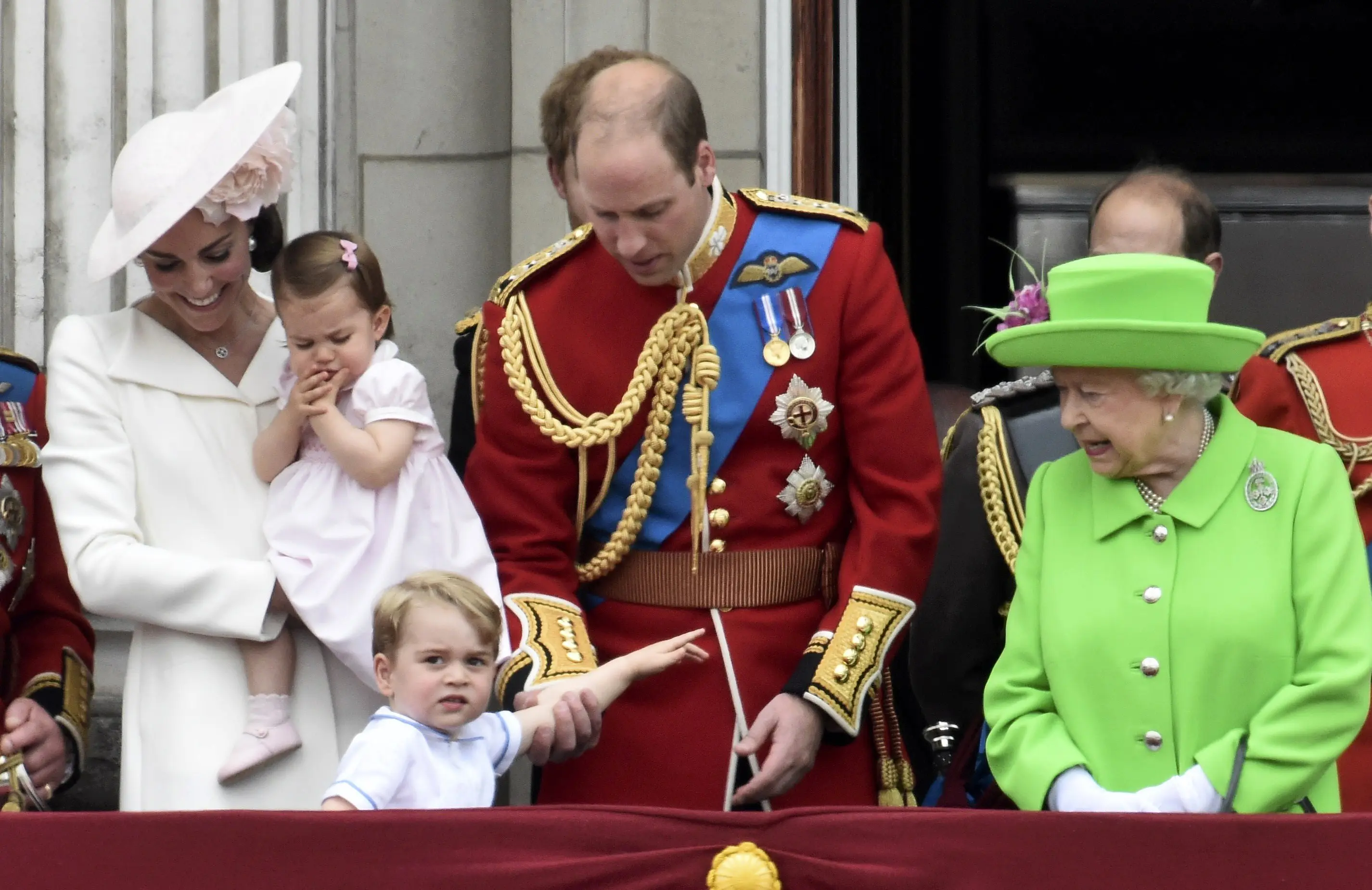 Ulang tahun ke-90 Ratu Inggris Elizabeth II dihadiri keluarga kerajaan, termasuk pangeran dan putri cilik (Reuters)