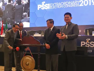 Menpora Zainudin Amali didampingi Ketua Komite Olimpiade Indonesia (KOI) Raja Sapta Oktohari, dan Komite Olahraga Nasional Indonesia (KONI) Marciano Norman memukul gong saat membuka Kongres Luar Biasa (KLB) Pemilihan PSSI di Jakarta, Sabtu (2/11/2019). (Liputan6.com/Herman Zakharia)