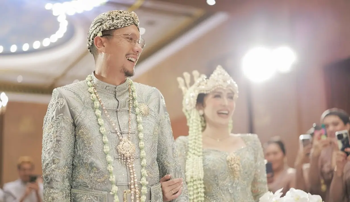 Ririn tampil anggun dalam balutan kebaya panjang dengan kerah sweetheart neckline. Kebaya dari @syarifaheldestio itu tampak mewah dengan detail payet di seluruh kebaya. [@heksa.donolobo/@amorphotoworks/@andira_83/@claranadya]