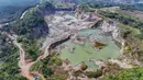 Foto udara memperlihatkan suasana tambang batu dan pasir di kawasan Sudamanik, Gorowong, Parung Panjang, Kabupaten Bogor, Jawa Barat, pada Kamis (23/10/2025). (merdeka.com/Arie Basuki)