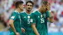 Pemain timnas Jerman, Mario Gomez, Mats Hummels dan Niklas Suele bereaksi setelah kalah dari Korea Selatan pada pertandingan Grup F di Kazan Arena, Rabu (27/6). Langkah Jerman terhenti di Piala Dunia 2018 setelah kalah dari Korsel. ((AP/Michael Probst)
