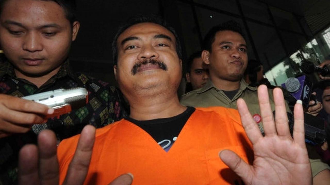 Diperiksa lagi, tersangka penyuap Dewie Yasin pasang muka nyengir